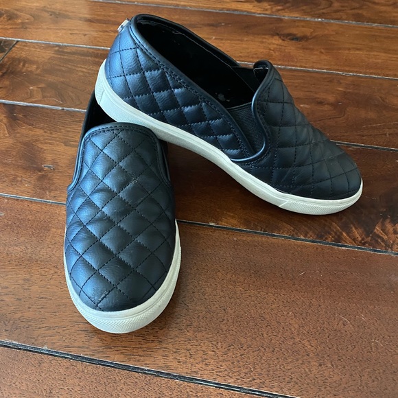 Black quilt style slip on tennis shoes good shape with a couple small scuffs - Picture 6 of 8